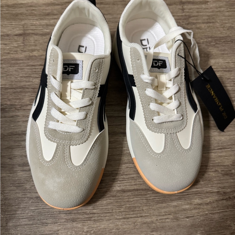 BNWT de florance sneakers size 7